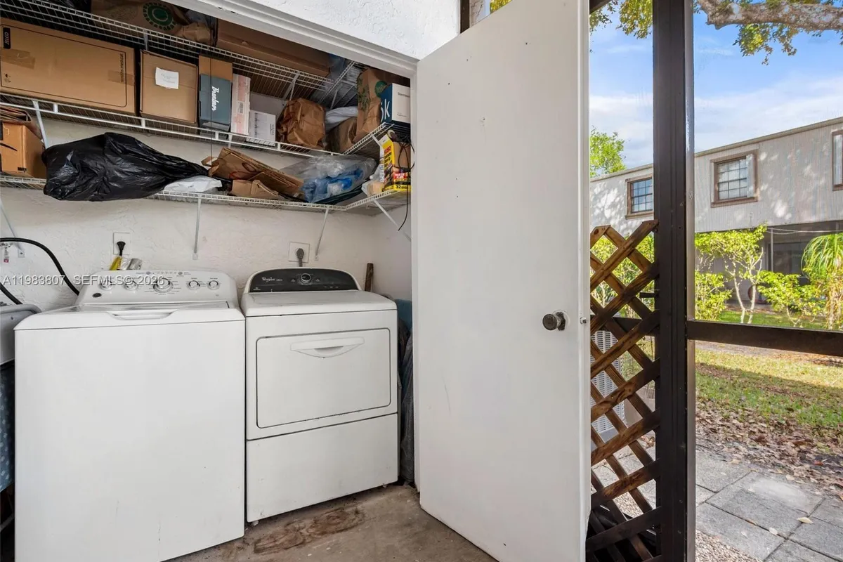 9445 NW 42nd St, Sunrise FL 33351