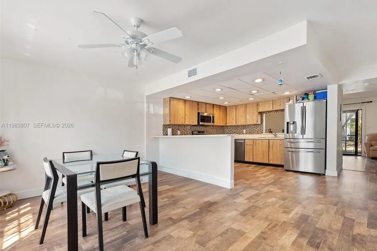 9445 NW 42nd St, Sunrise FL 33351