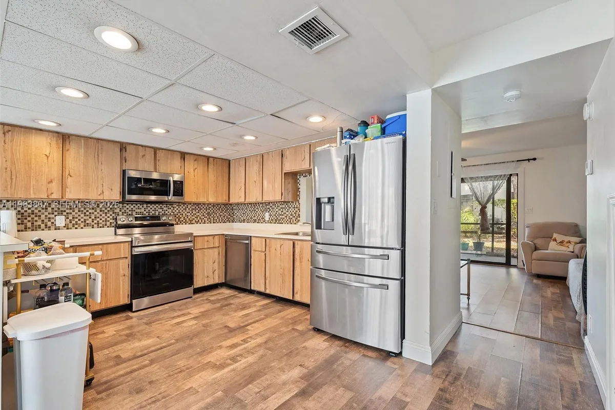 9445 NW 42nd St, Sunrise FL 33351