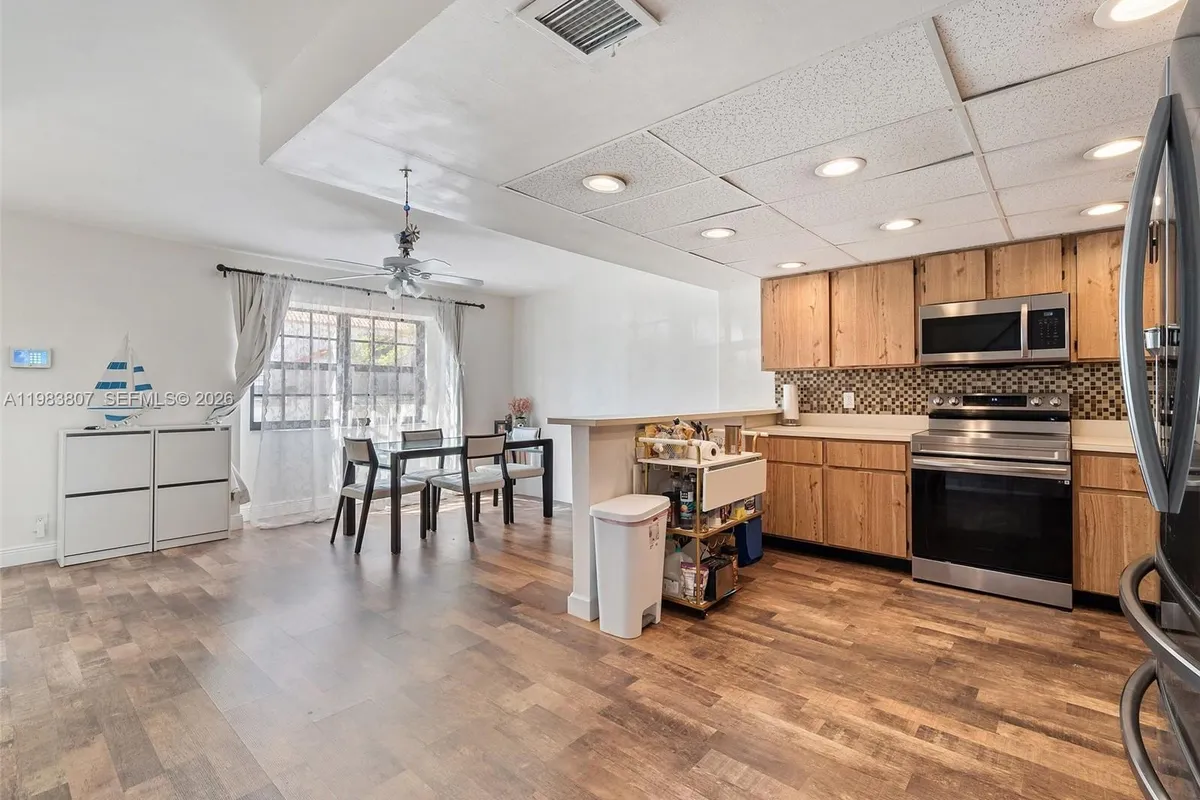 9445 NW 42nd St, Sunrise FL 33351