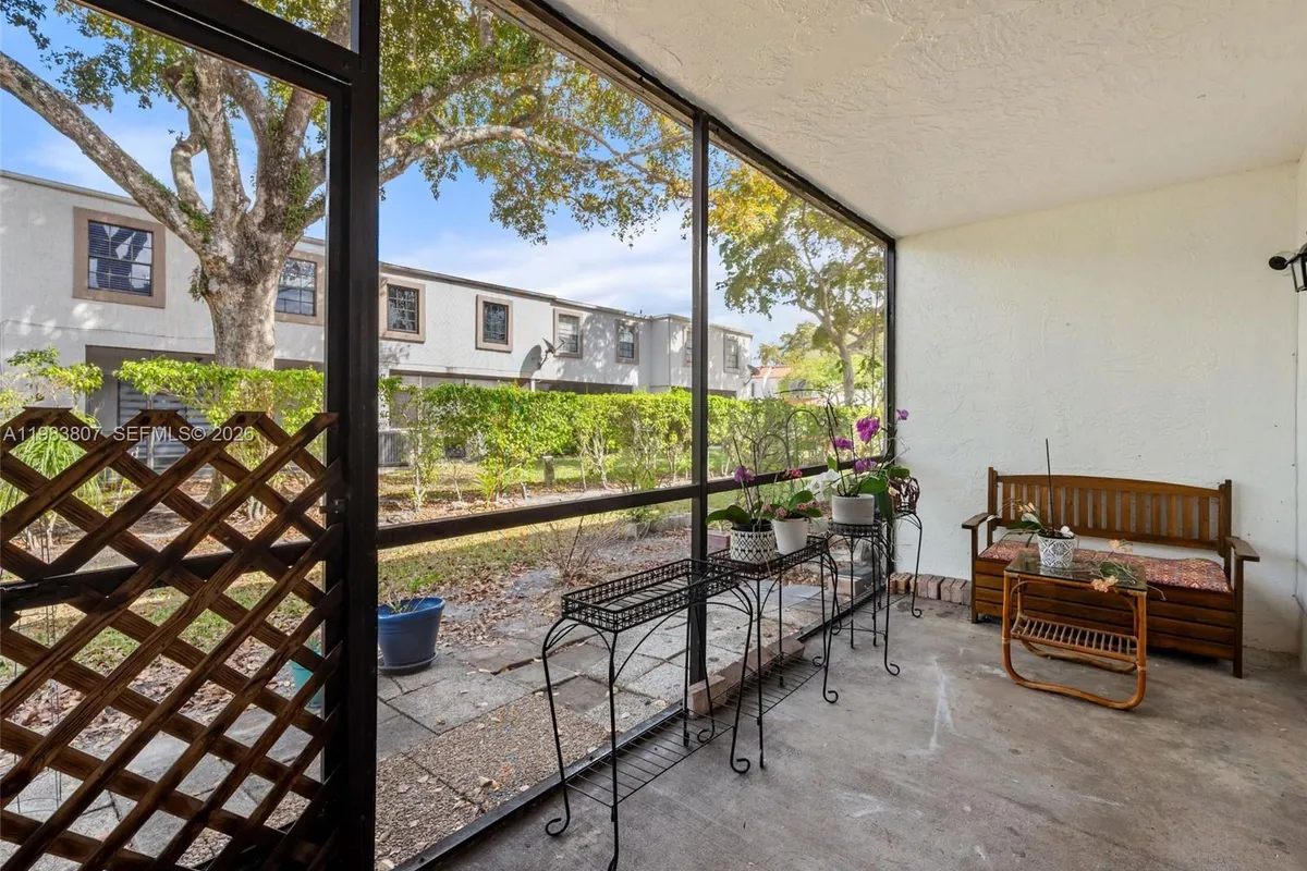 9445 NW 42nd St, Sunrise FL 33351