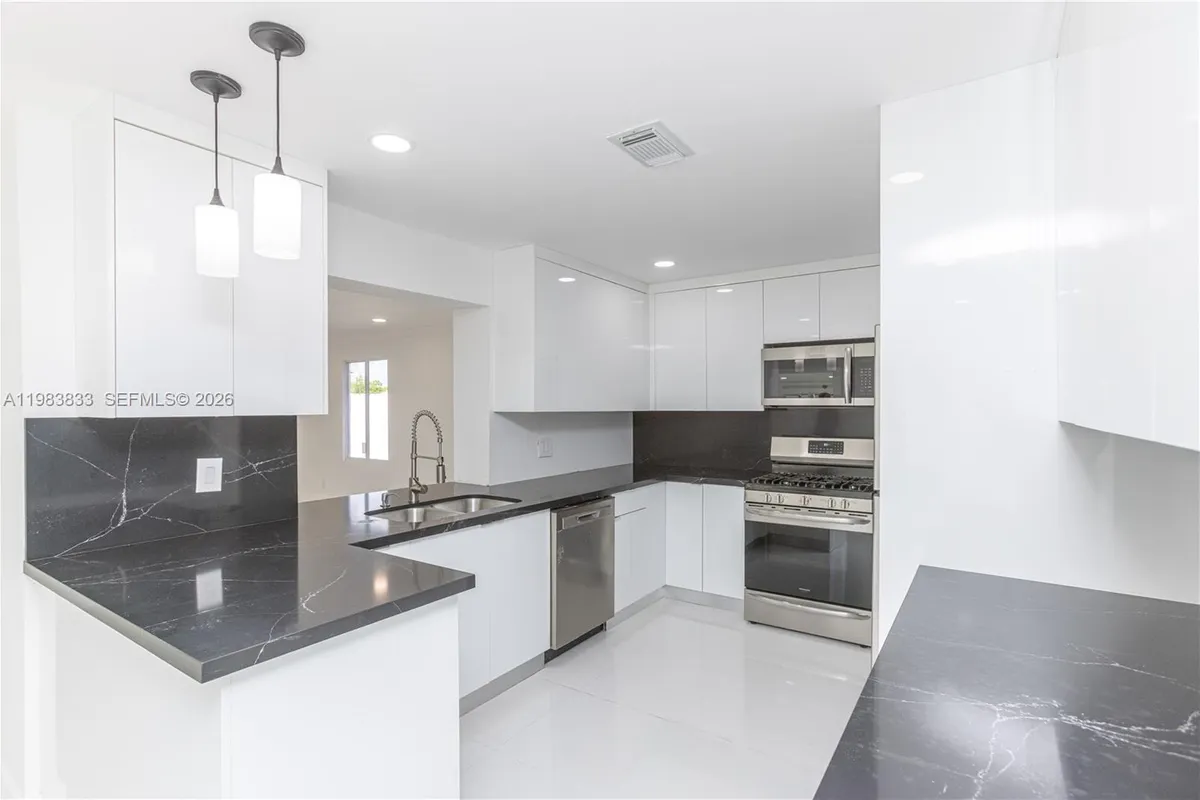 6610 Cody St, Hollywood FL 33024