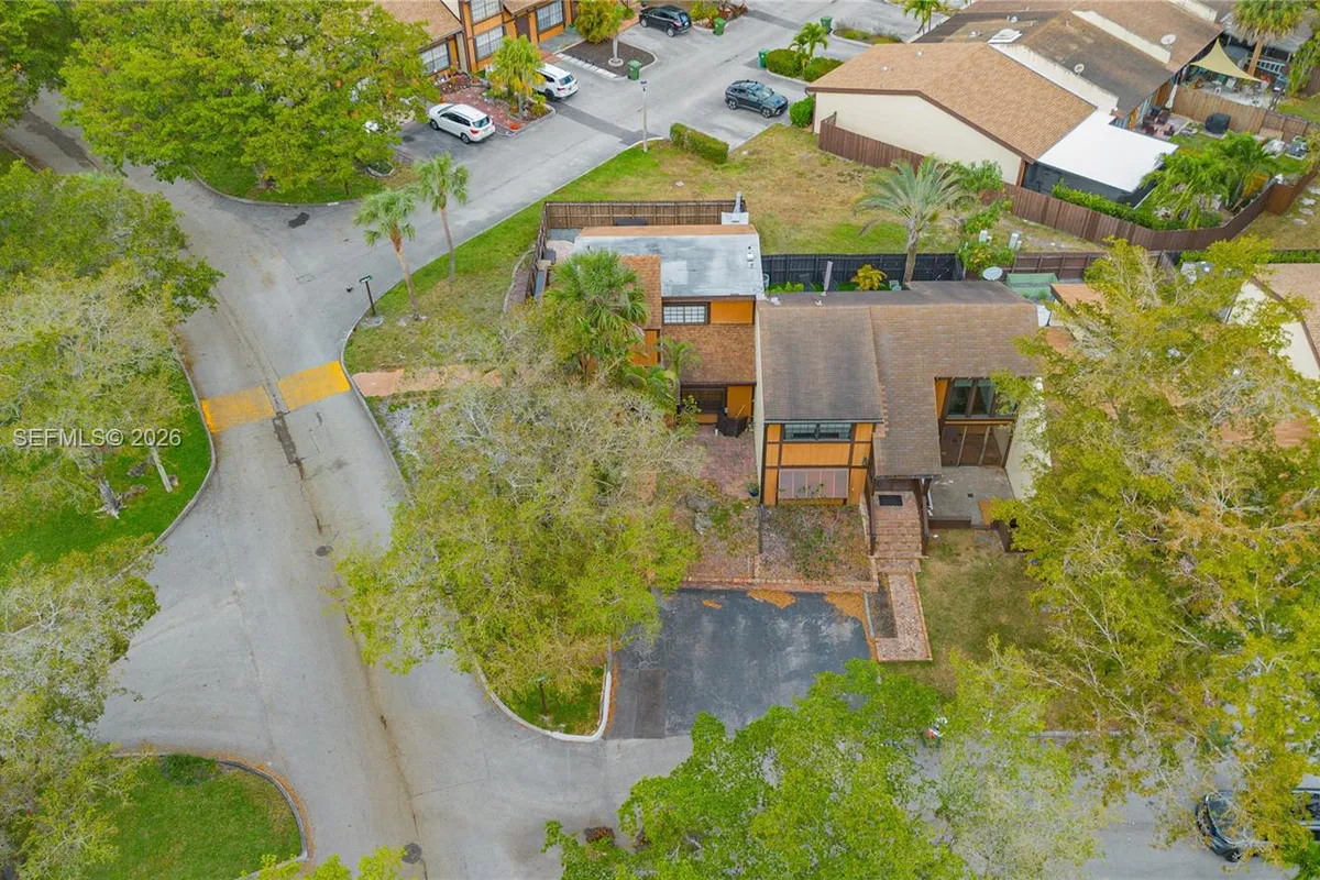 10141 Woodbury Ct, Pembroke Pines FL 33026