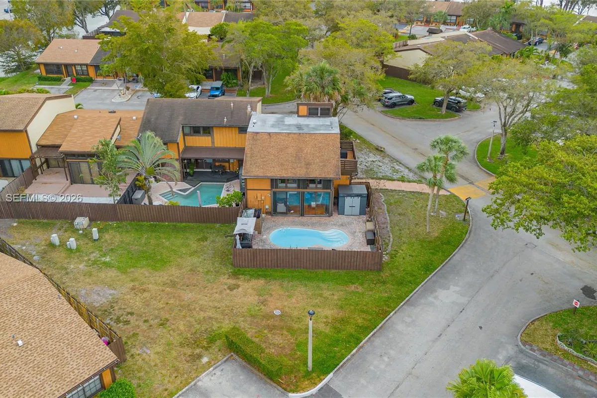 10141 Woodbury Ct, Pembroke Pines FL 33026