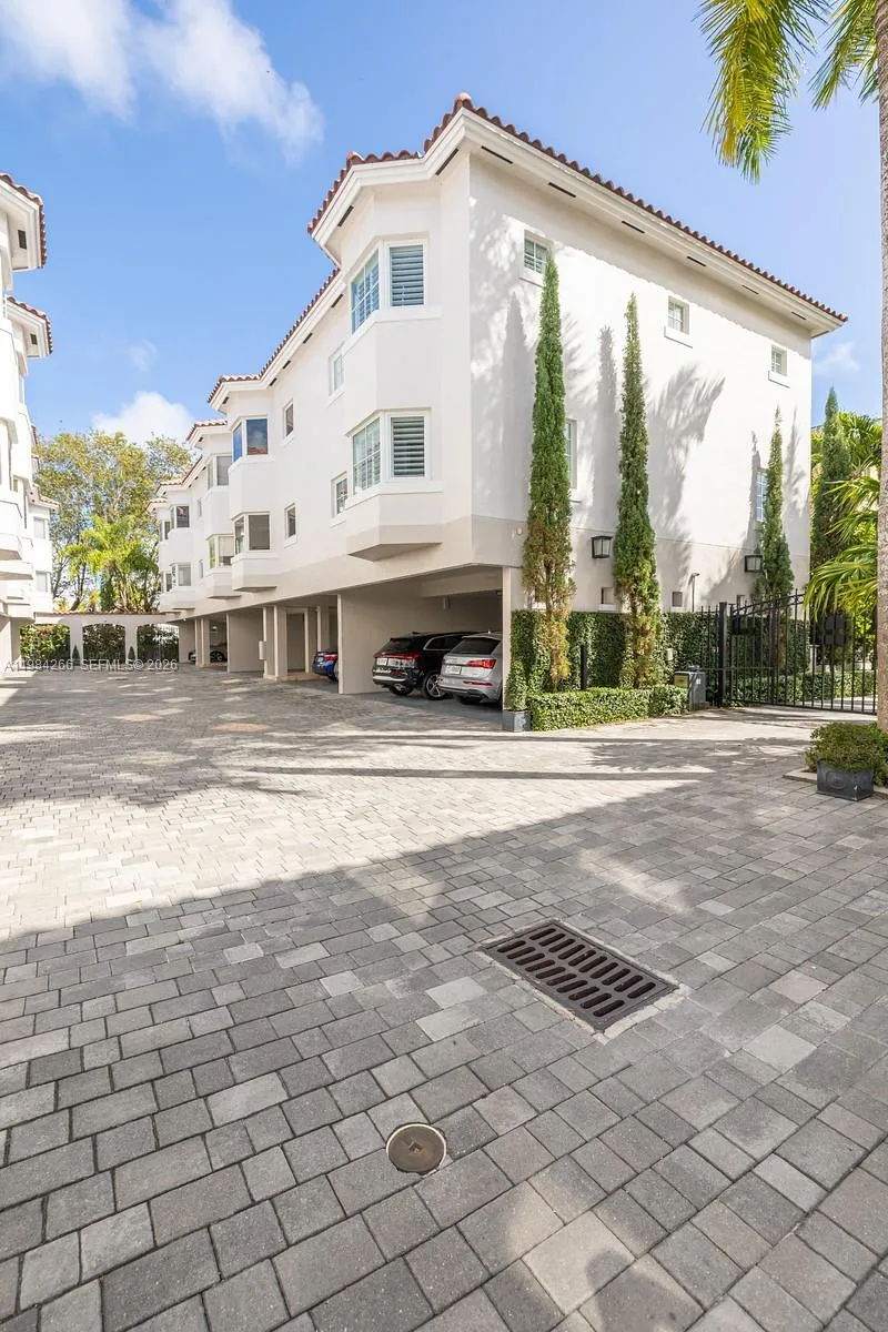 3 bedroom 2 bath for sale at 261 Navarre Ave # 1, Coral Gables FL 33134