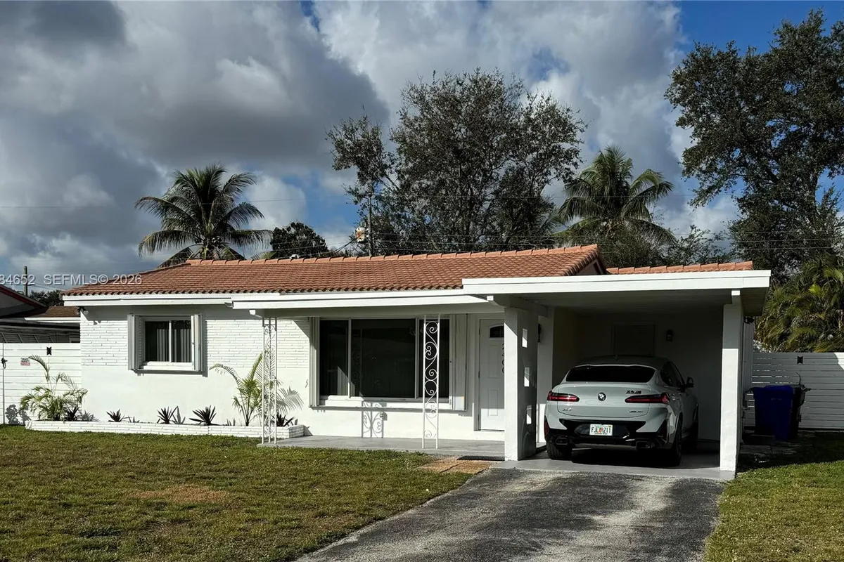 2400 N 57th Way, Hollywood FL 33021