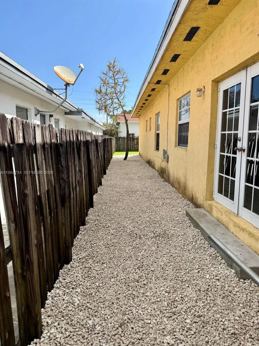 1008 NW 2nd Ave, Hallandale Beach FL 33009