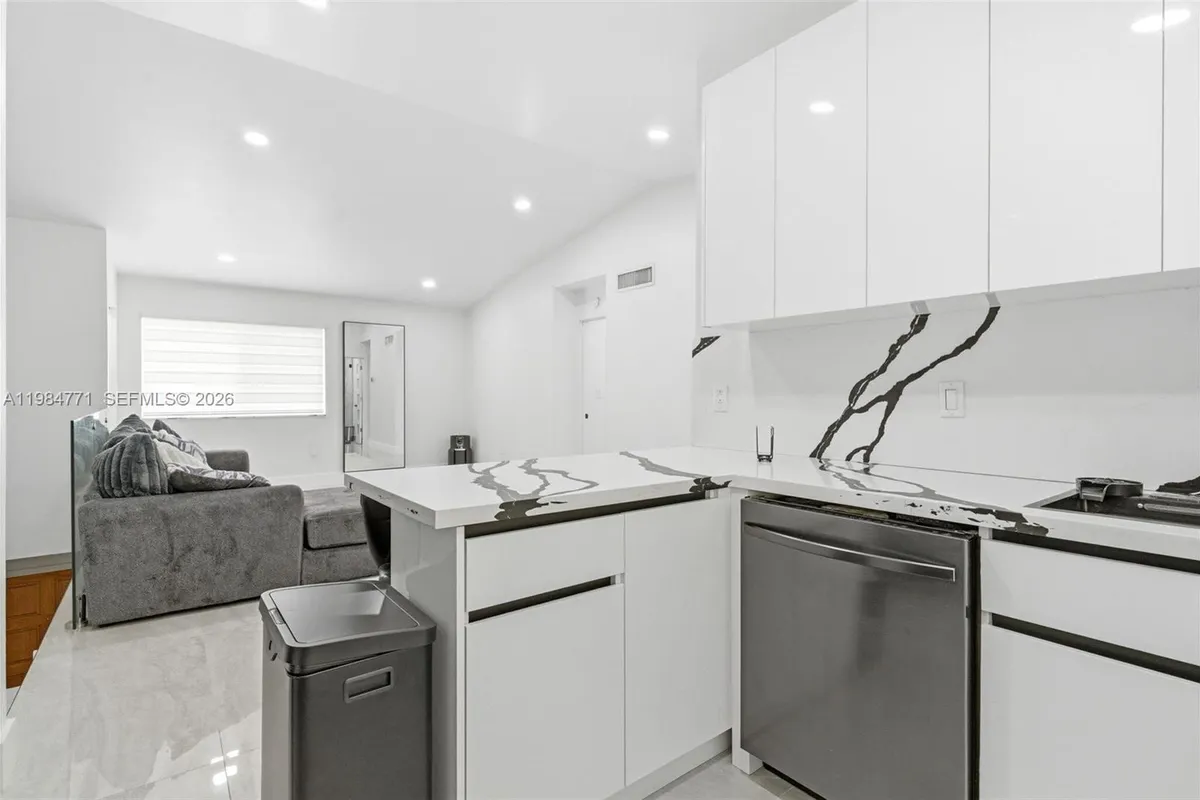 8027 Lake Dr # 204, Doral FL 33166