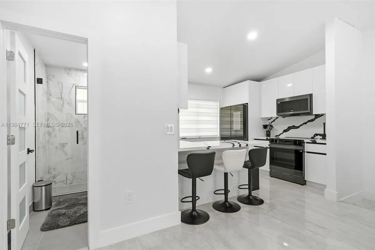 8027 Lake Dr # 204, Doral FL 33166