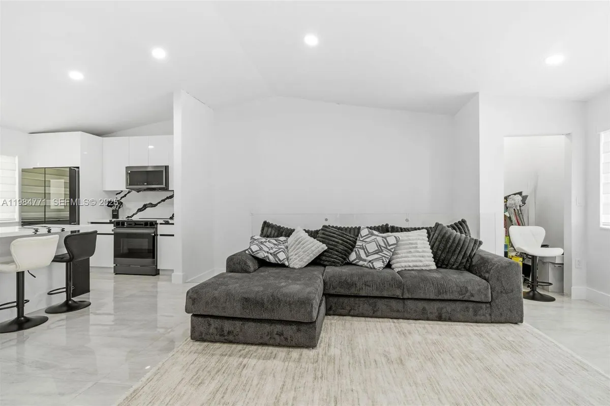 8027 Lake Dr # 204, Doral FL 33166