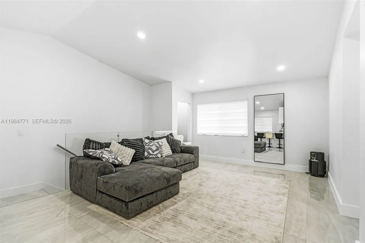 8027 Lake Dr # 204, Doral FL 33166