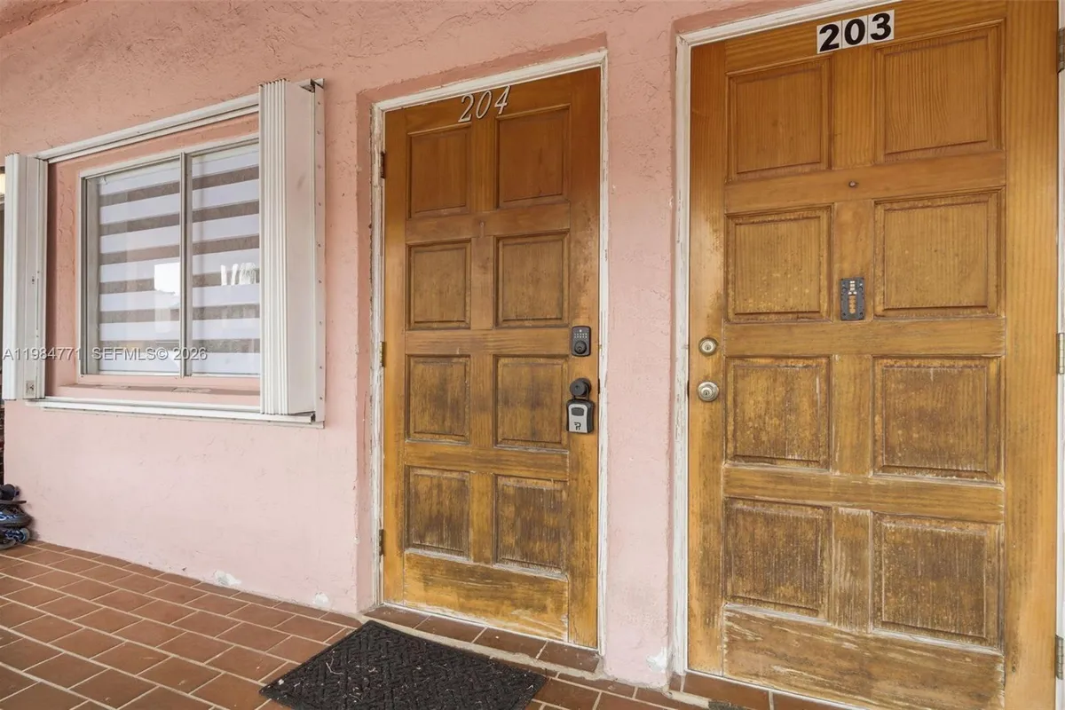 8027 Lake Dr # 204, Doral FL 33166