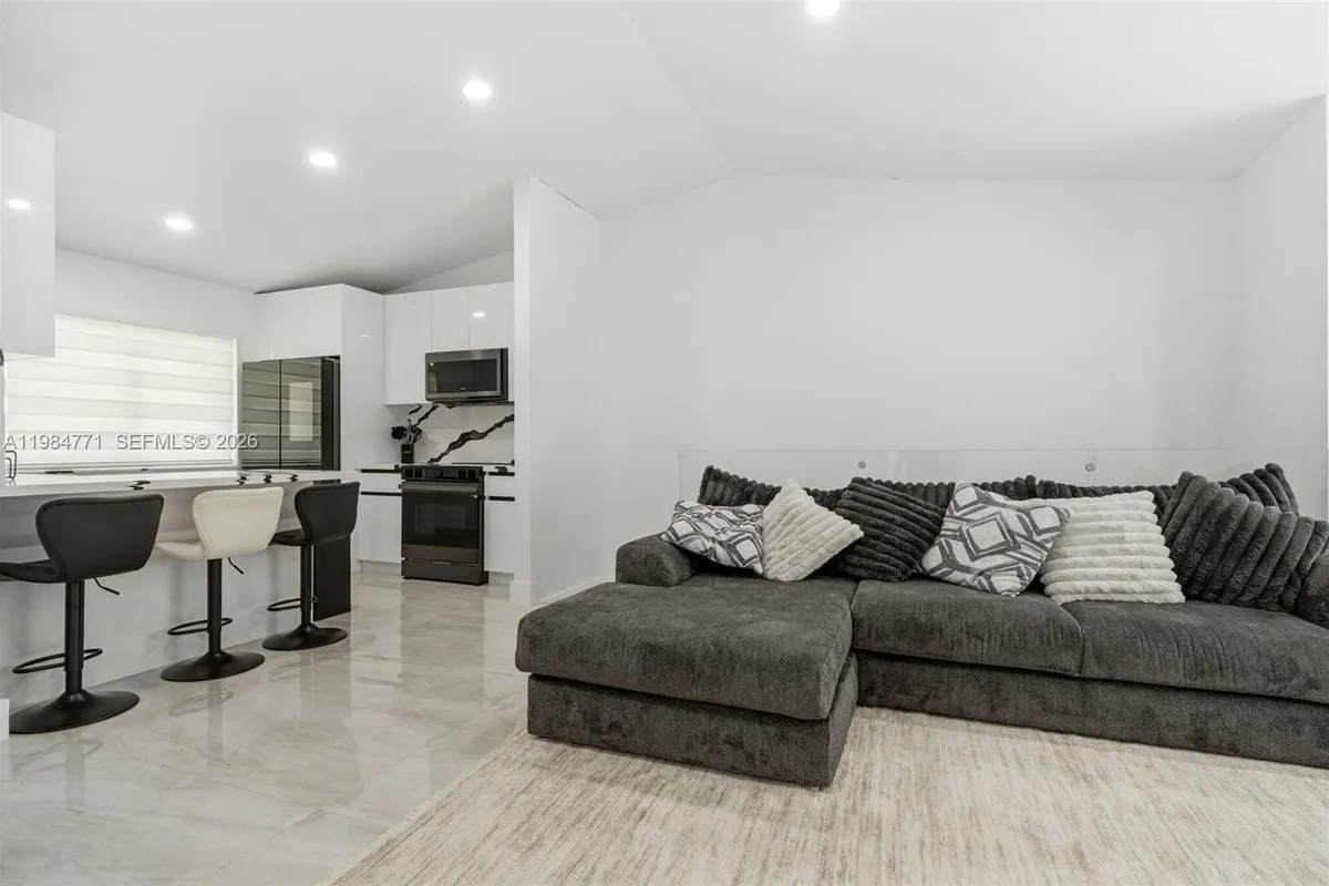 8027 Lake Dr # 204, Doral FL 33166