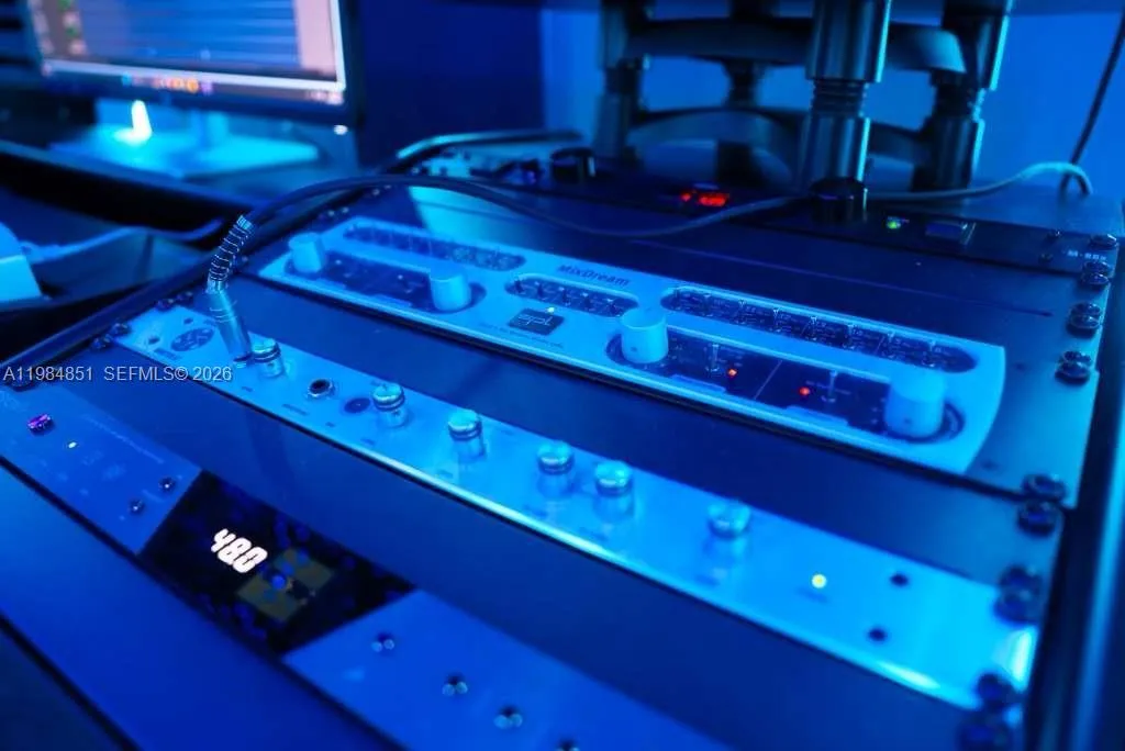 2100 NW 99th Ave, Doral FL 33172