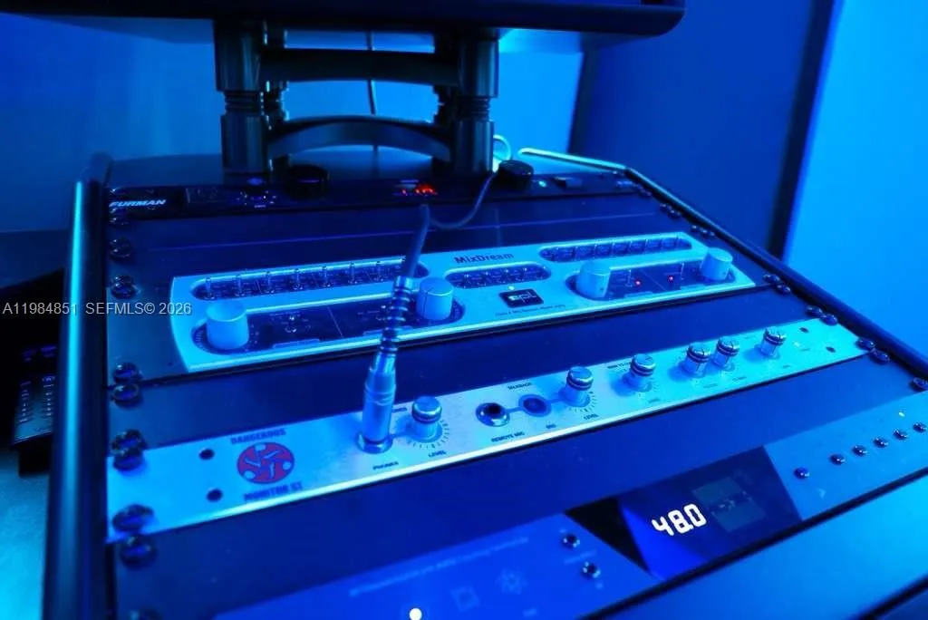 2100 NW 99th Ave, Doral FL 33172