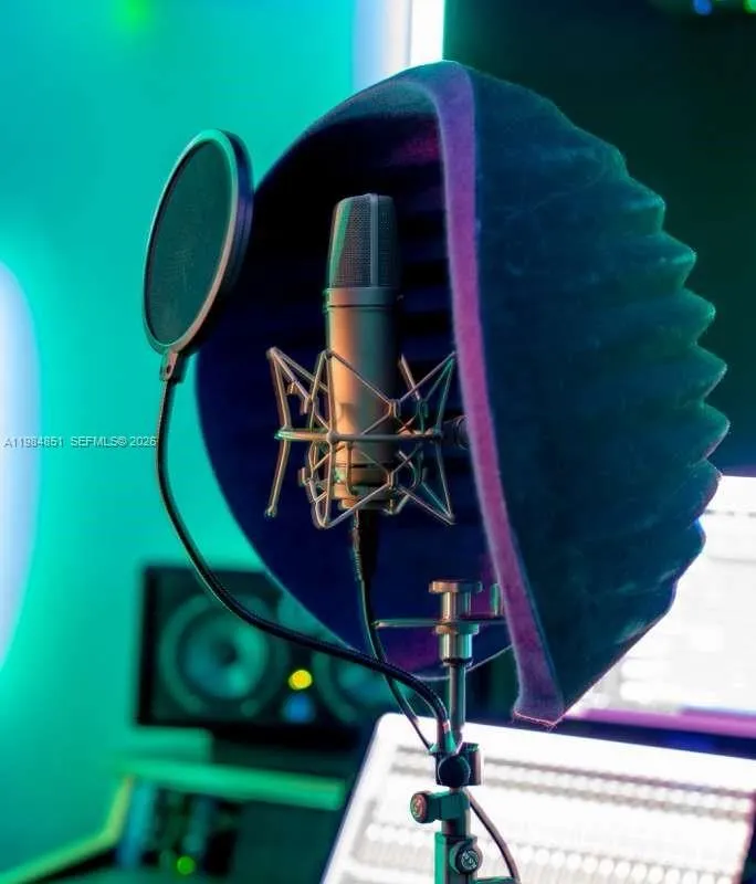 2100 NW 99th Ave, Doral FL 33172