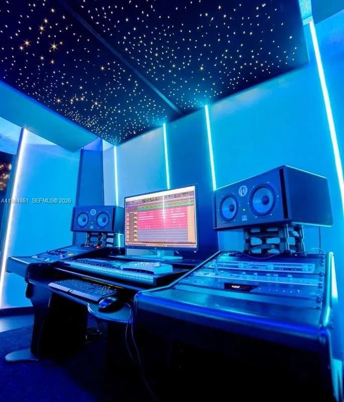 2100 NW 99th Ave, Doral FL 33172