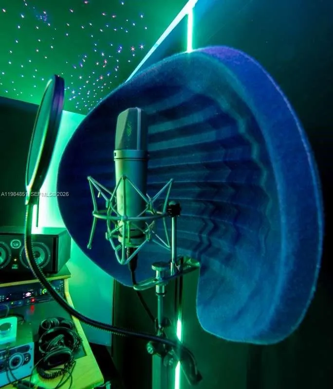 2100 NW 99th Ave, Doral FL 33172