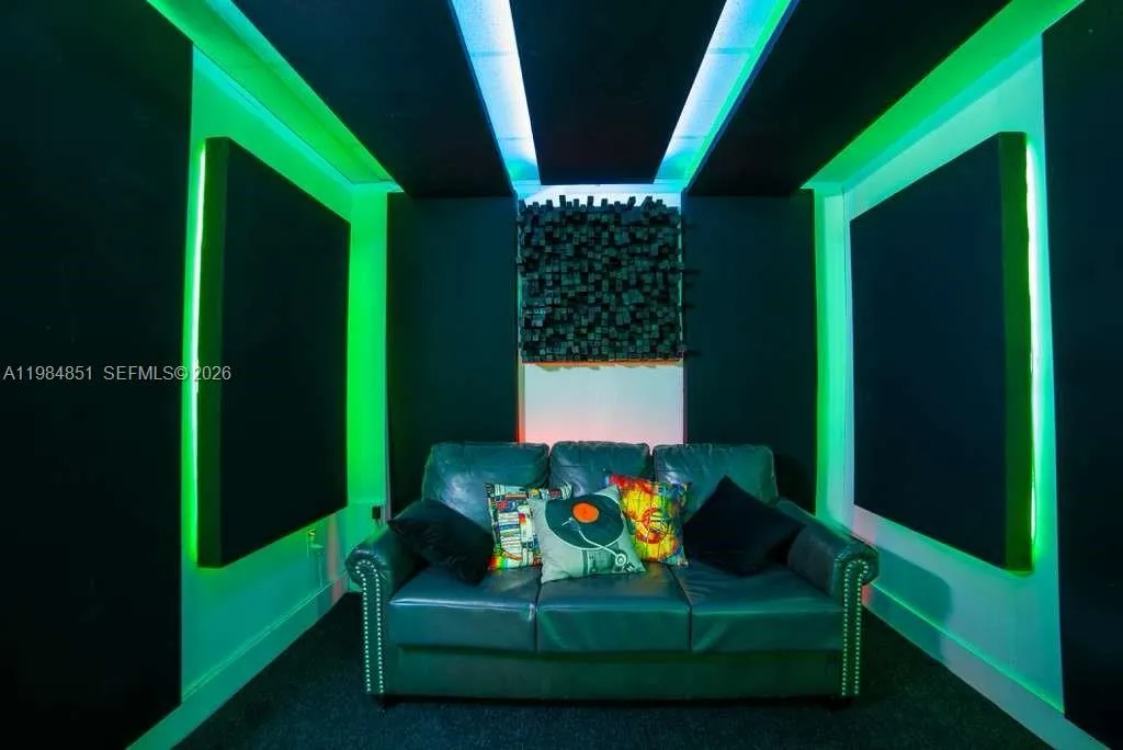 2100 NW 99th Ave, Doral FL 33172