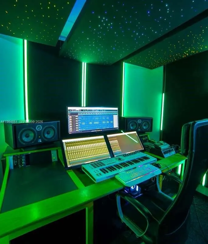 2100 NW 99th Ave, Doral FL 33172