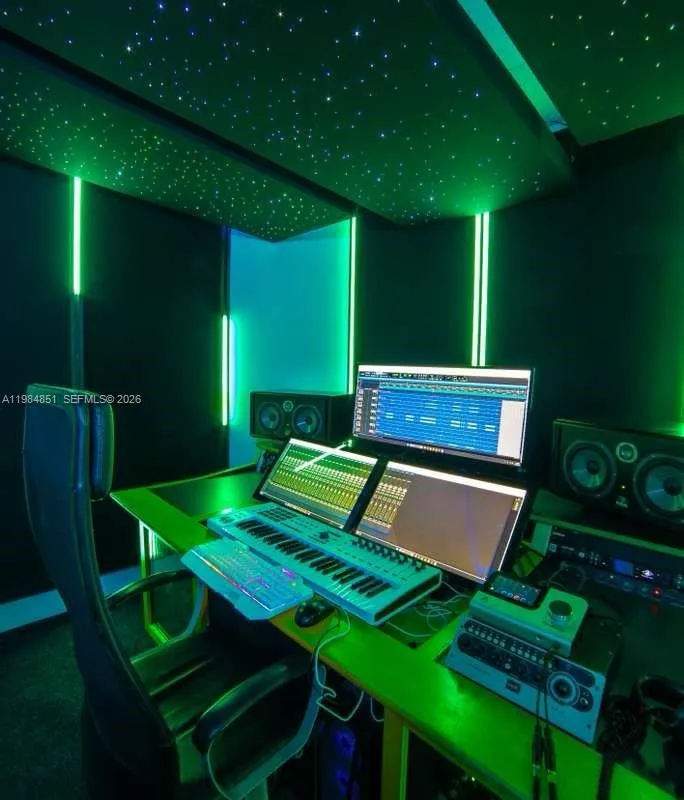 2100 NW 99th Ave, Doral FL 33172