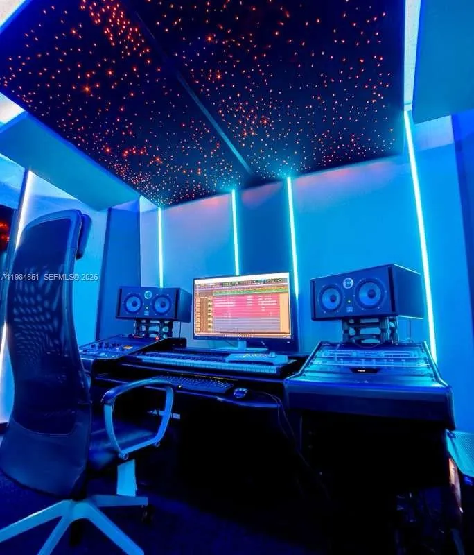 2100 NW 99th Ave, Doral FL 33172