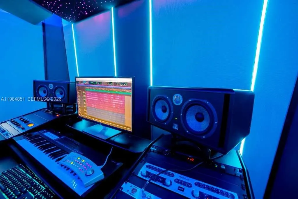 2100 NW 99th Ave, Doral FL 33172