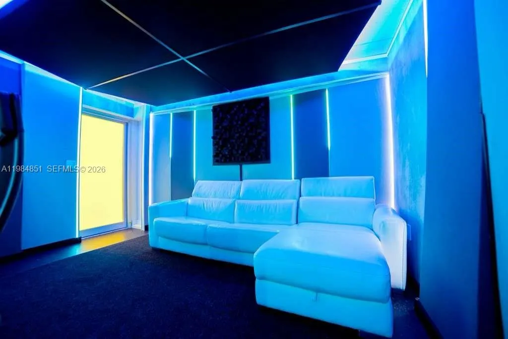 2100 NW 99th Ave, Doral FL 33172