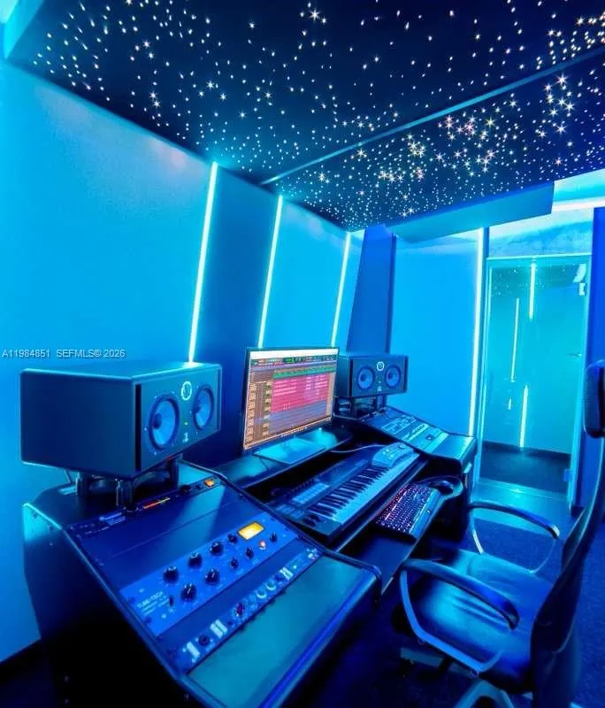 2100 NW 99th Ave, Doral FL 33172