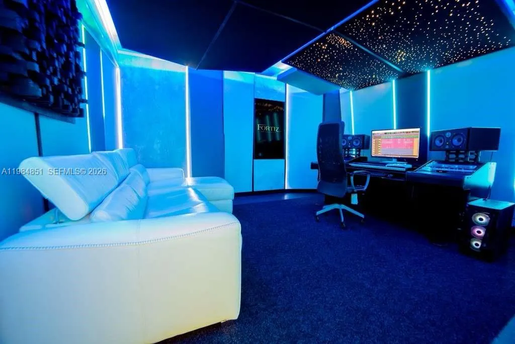 2100 NW 99th Ave, Doral FL 33172