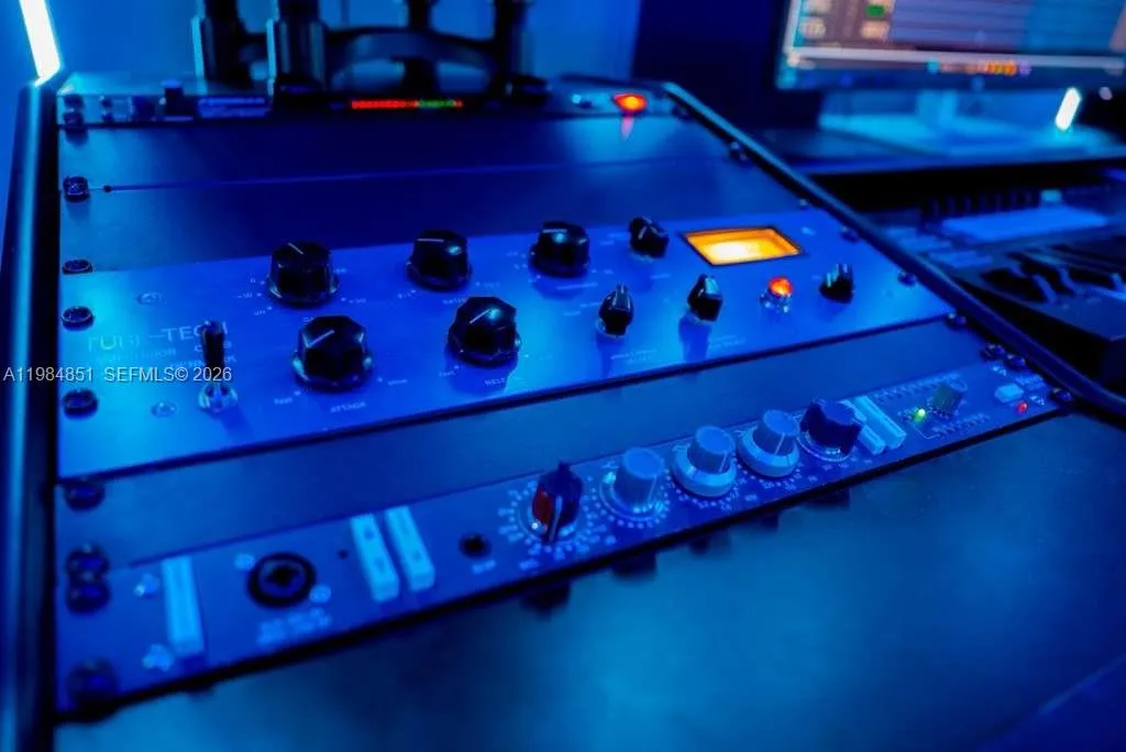 2100 NW 99th Ave, Doral FL 33172