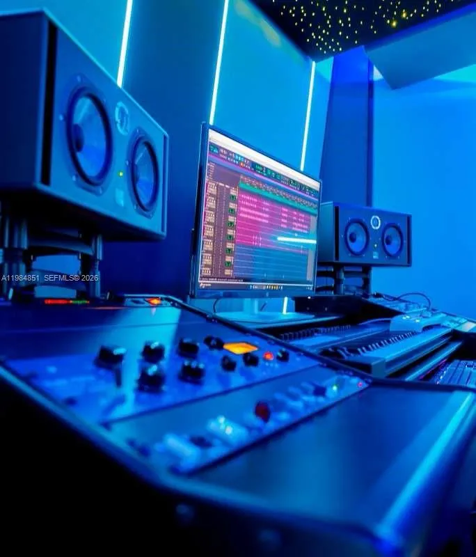 2100 NW 99th Ave, Doral FL 33172