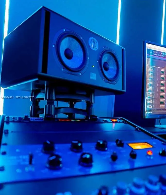 2100 NW 99th Ave, Doral FL 33172