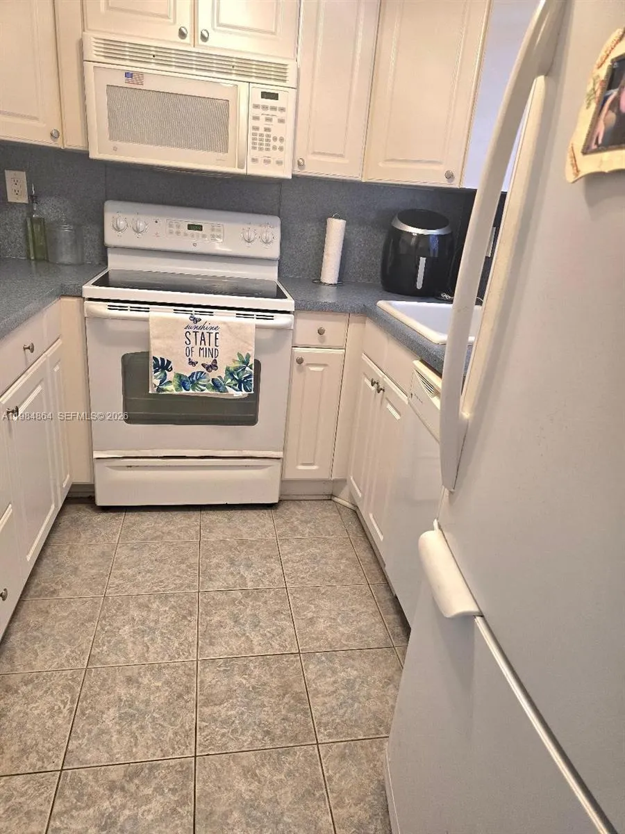 2998 E Sunrise Lakes Dr # 111, Sunrise FL 33322