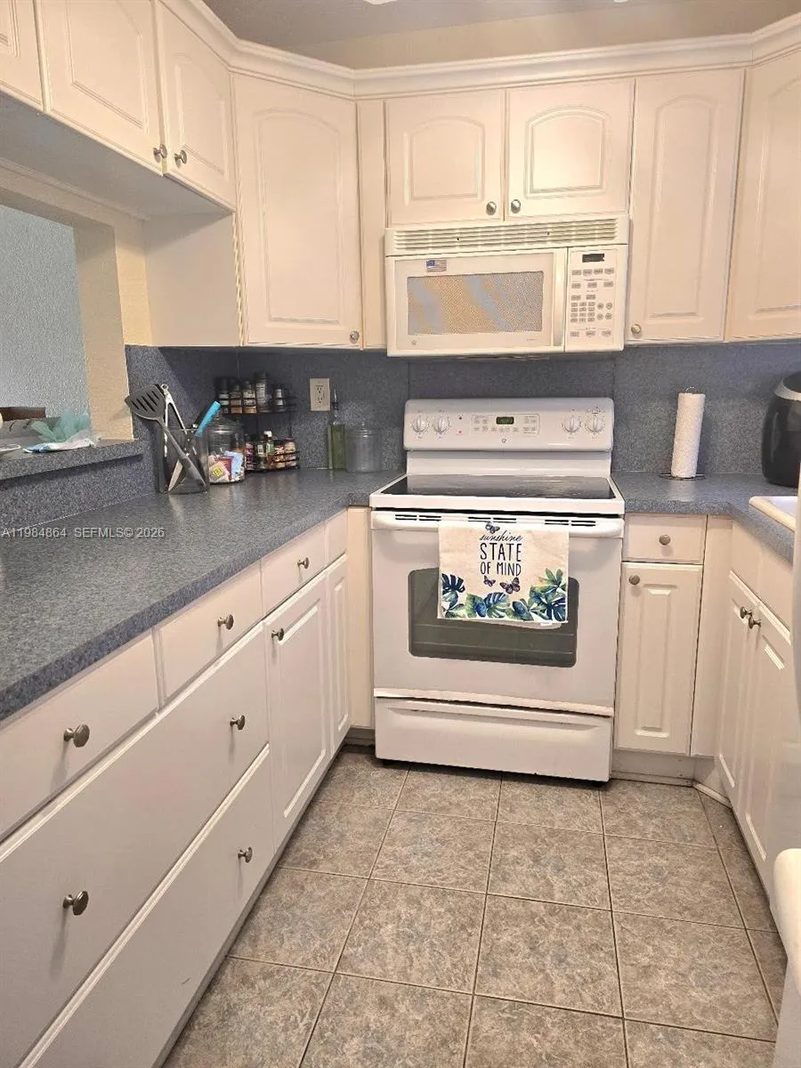 2998 E Sunrise Lakes Dr # 111, Sunrise FL 33322