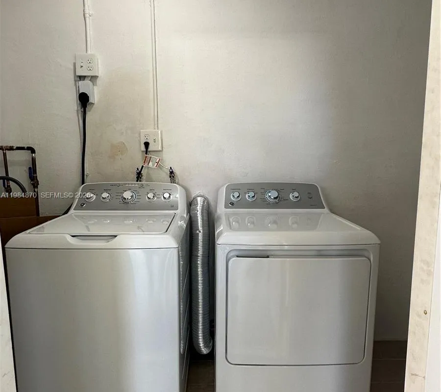 3042 Hayes St, Hollywood FL 33021