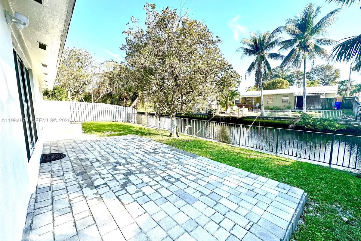 3042 Hayes St, Hollywood FL 33021