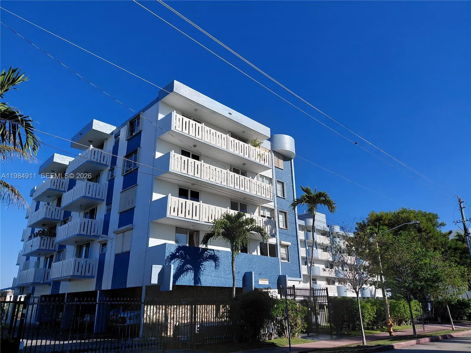 7900 Tatum Waterway Dr # 405, Miami Beach FL 33141