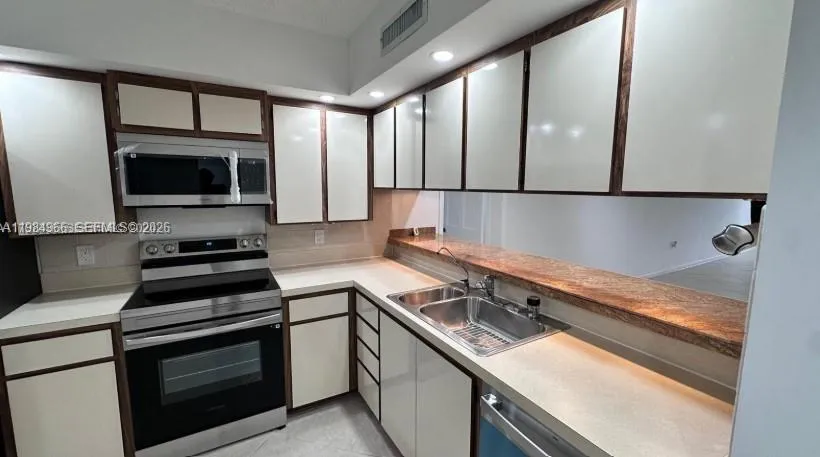 1703 Whitehall Dr # 104, Davie FL 33324