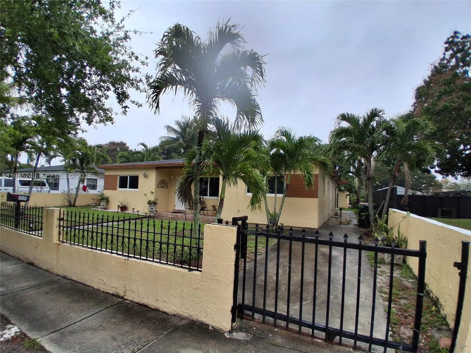 880 NW 129th St, North Miami FL 33168
