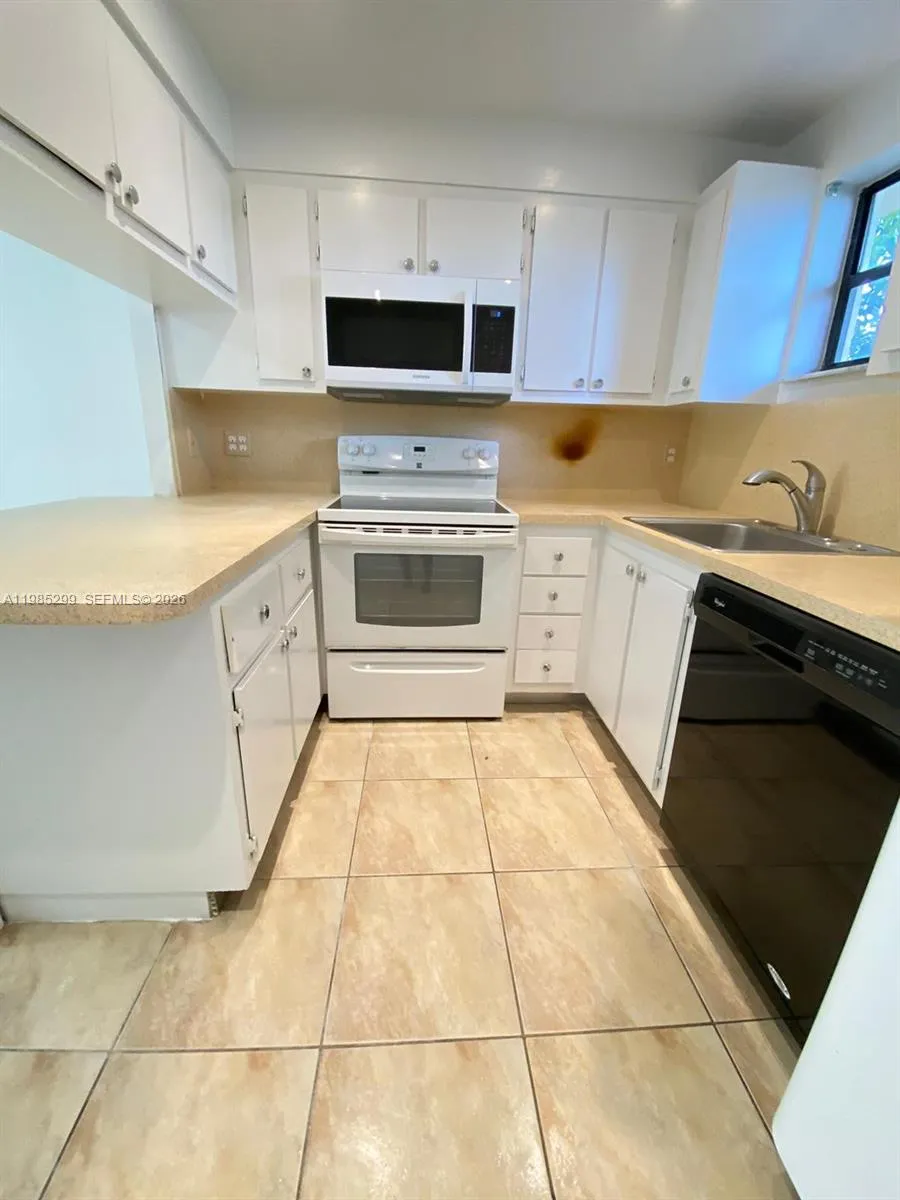 8290 Lake Dr # 449, Doral FL 33166