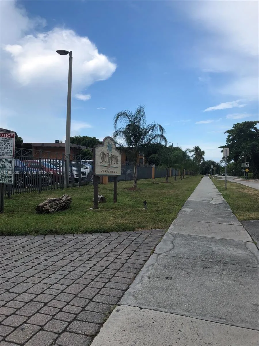 9467 SW 76th St # Q3, Miami FL 33173