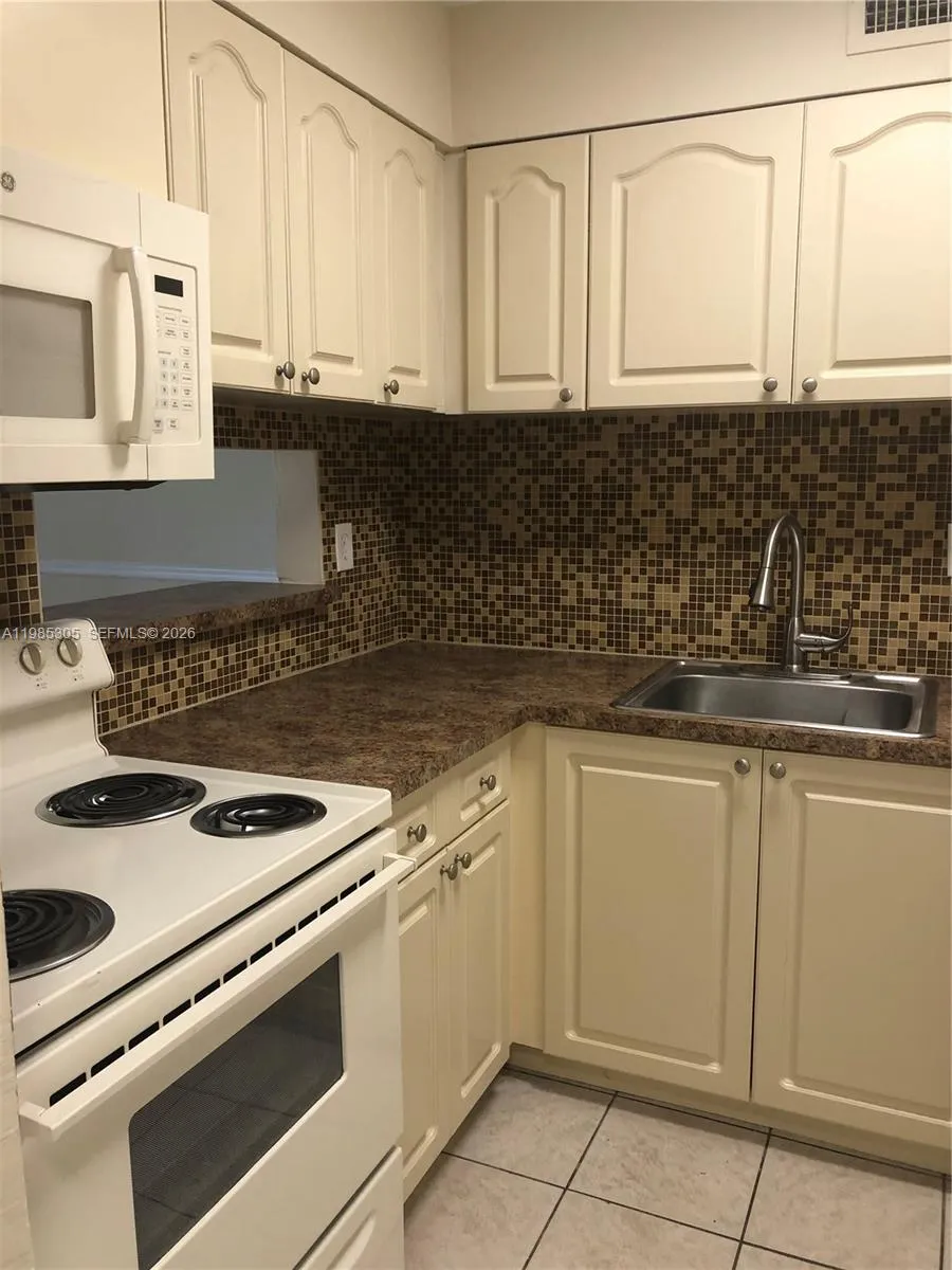 9467 SW 76th St # Q3, Miami FL 33173