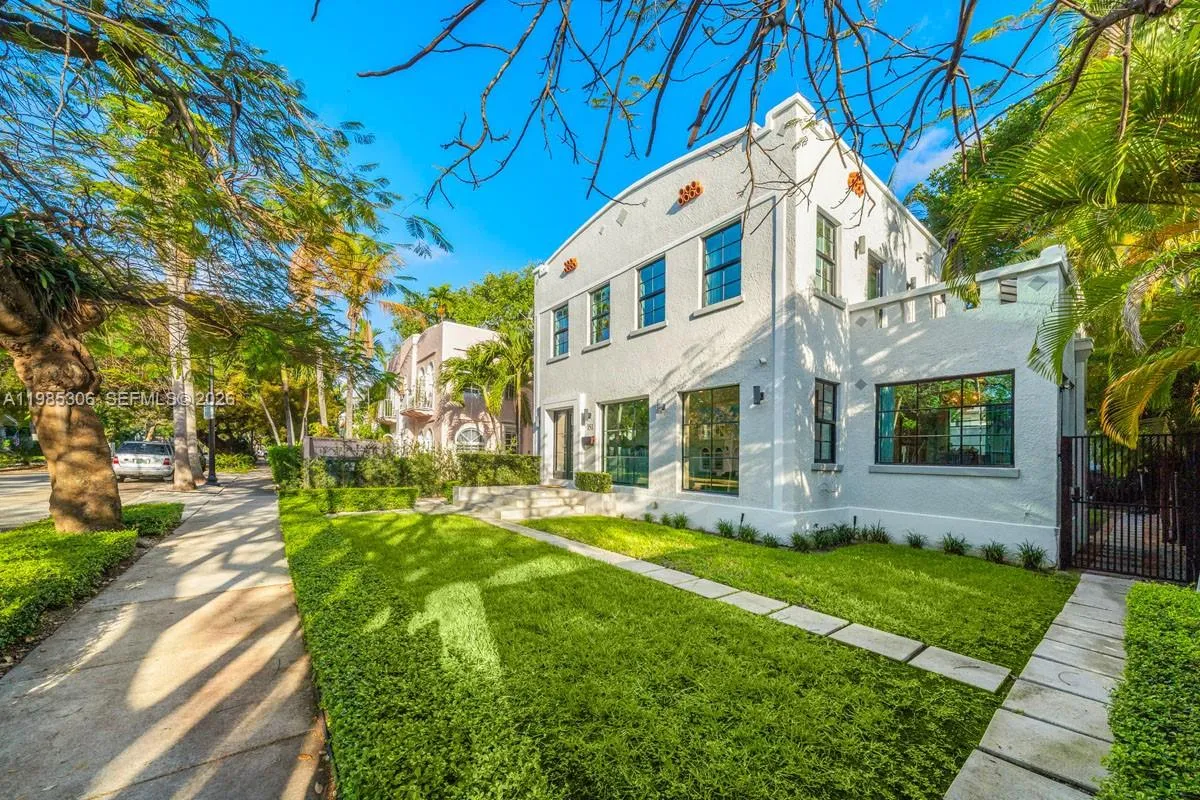 151 NE 43rd St, Miami FL 33137