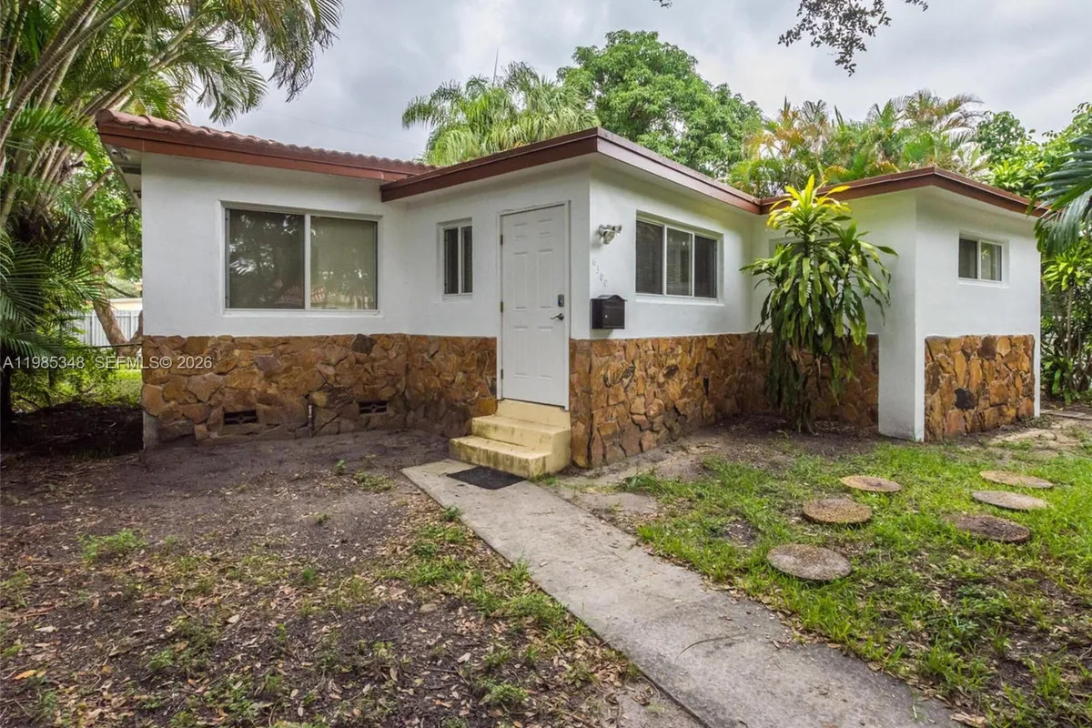 6300 NW 41st St, Virginia Gardens FL 33166