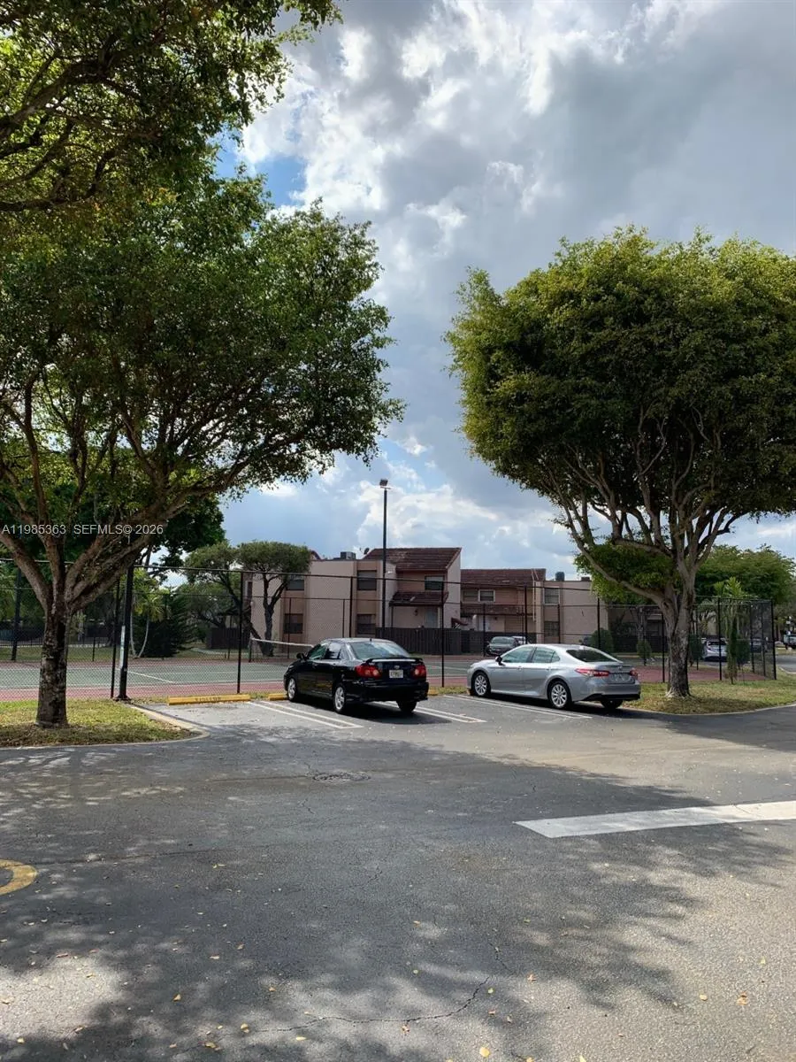 425 W Park Dr # 9, Miami FL 33172