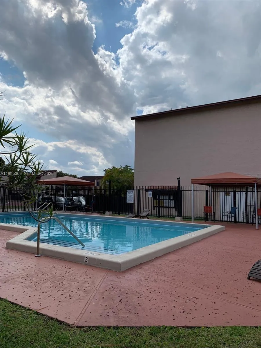 425 W Park Dr # 9, Miami FL 33172