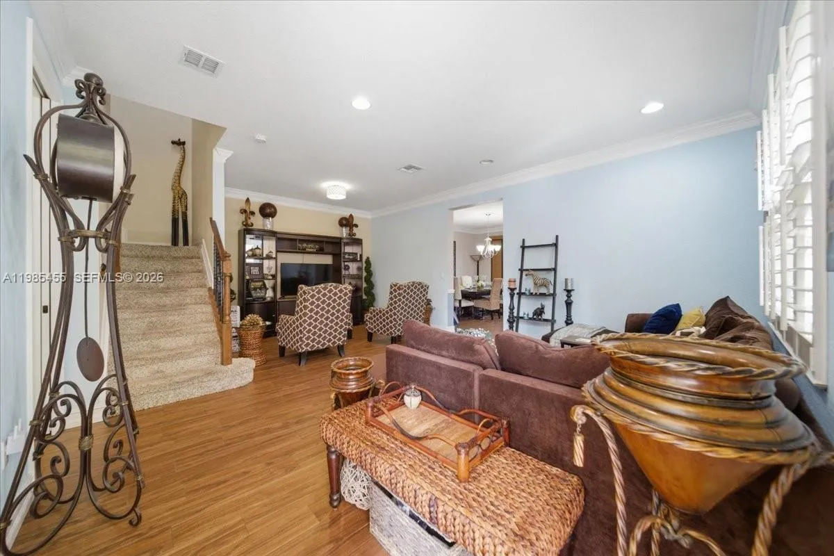 110 E Riverwalk Cir E, Plantation FL 33325