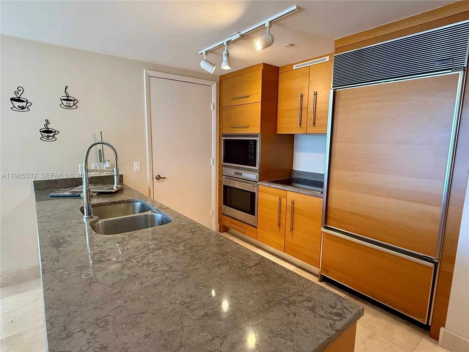 475 Brickell Ave # 3913, Miami FL 33131