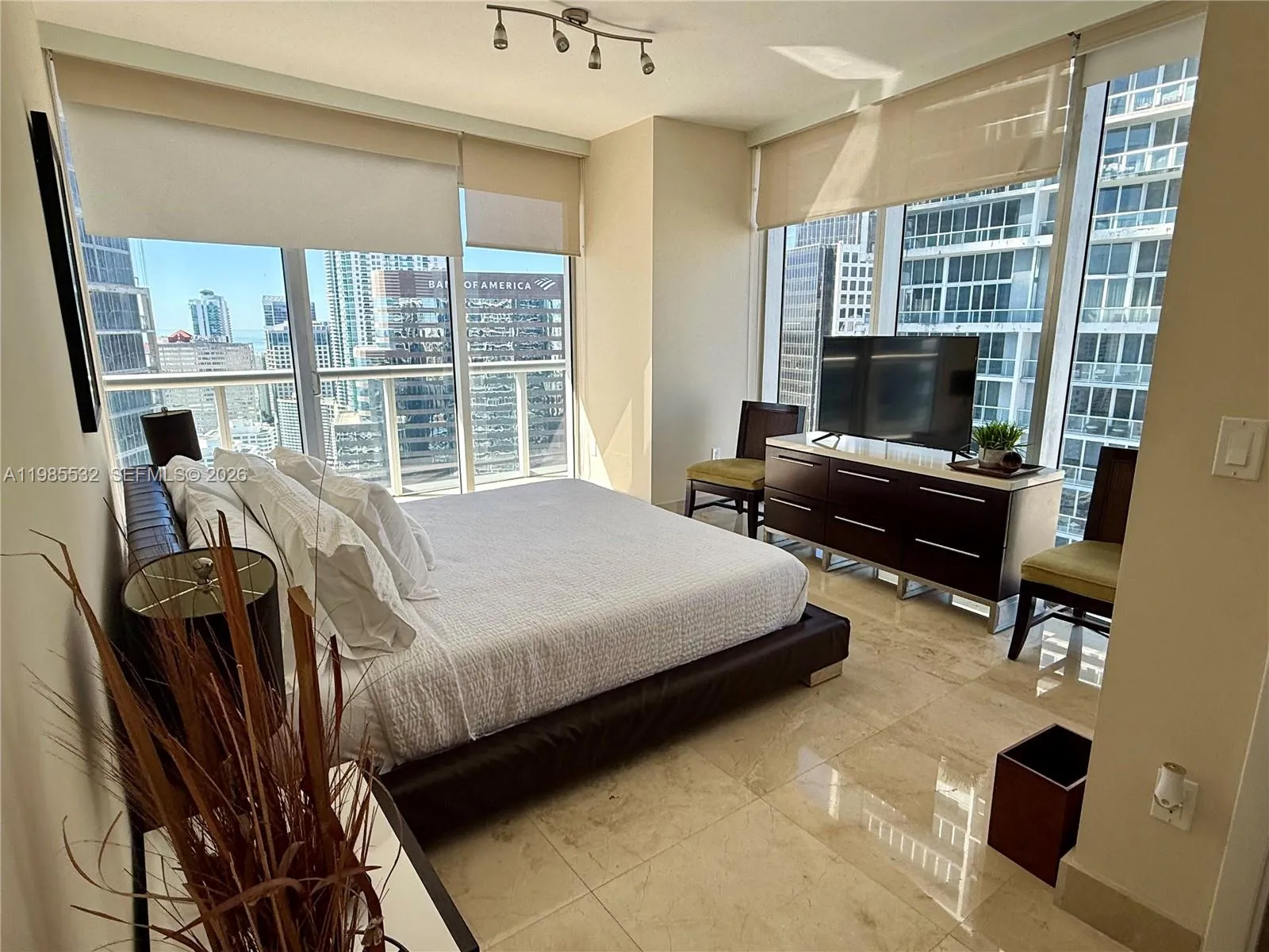 475 Brickell Ave # 3913, Miami FL 33131